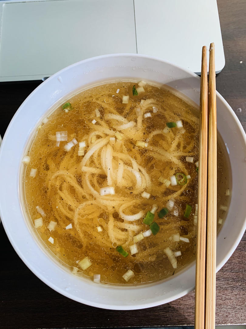 一碗清汤面 🍜 —— 秋日里的治愈系