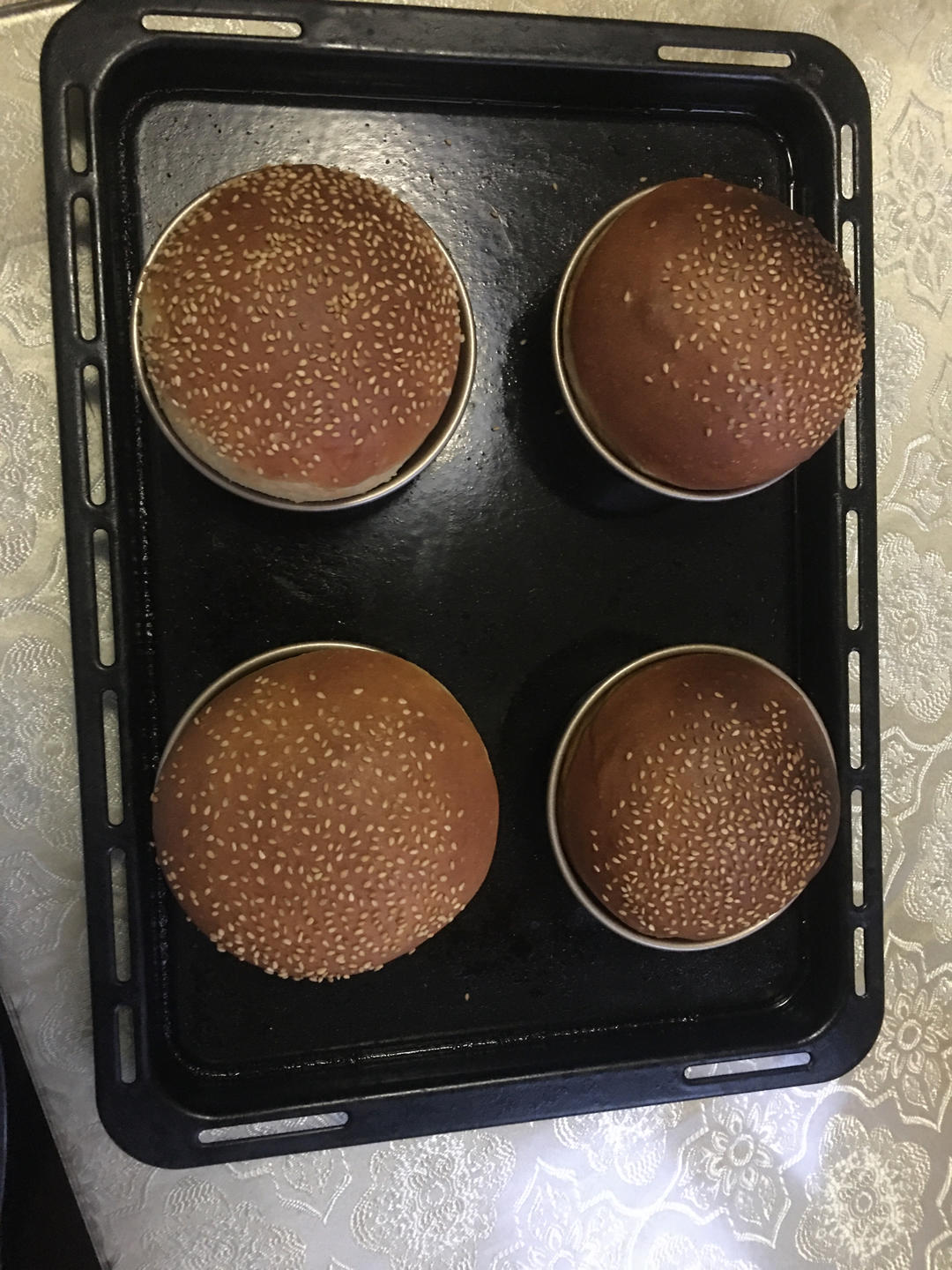 鲜嫩多汁的牛肉汉堡