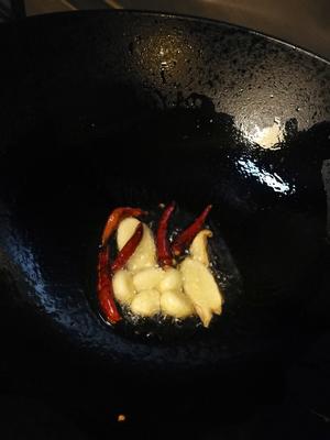 野生香菇木耳烩黑豆腐竹的做法 步骤3