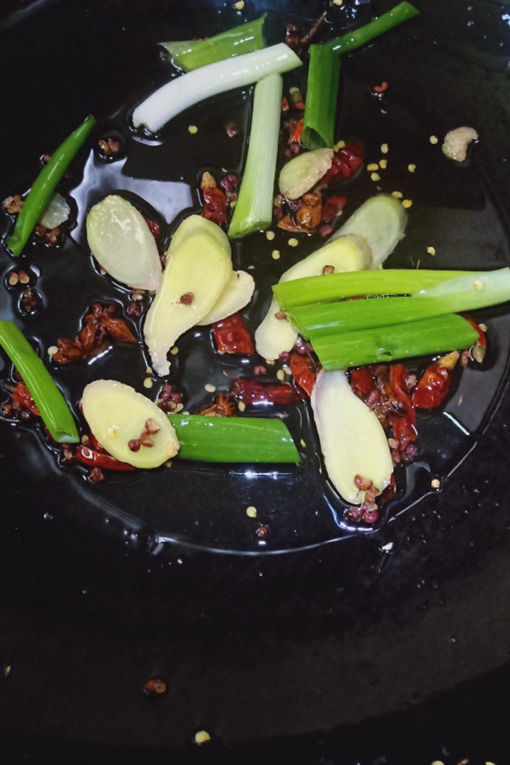 铁锅鱼贴饼