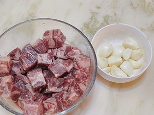 黑椒蒜香牛肉粒的做法 步骤1