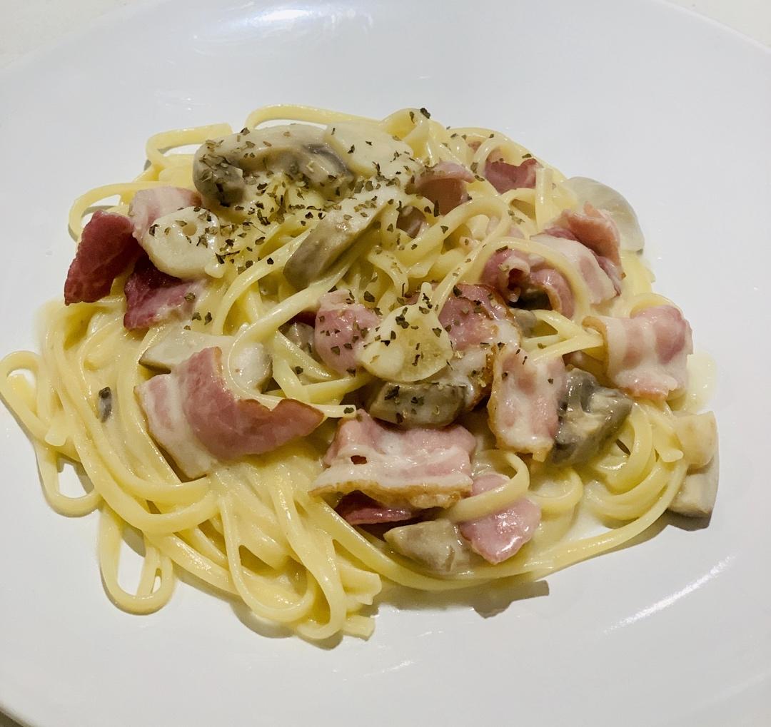 白蘑菇奶油培根意面