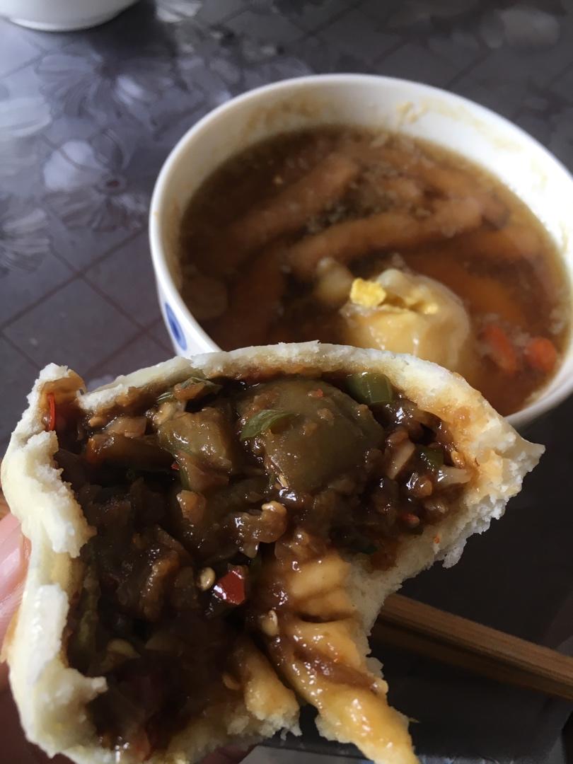 抹嘴的茄子馅包子，酱香味儿香掉眉毛-视频