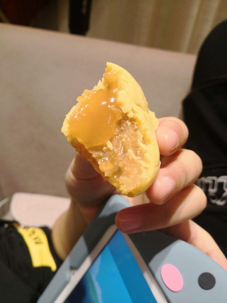 💃奶黄流心月饼——这是可以让你坐稳朋友圈厨霸位置的月饼🥮，没人点赞算我输👎