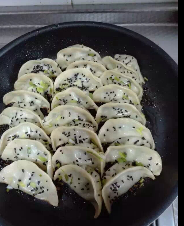 速冻水饺吃腻了吗~变锅贴吧(๑´ڡ`๑)