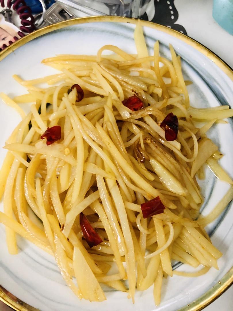 酸辣土豆丝的正宗做法，学会这三个技巧，土豆丝脆爽又下饭