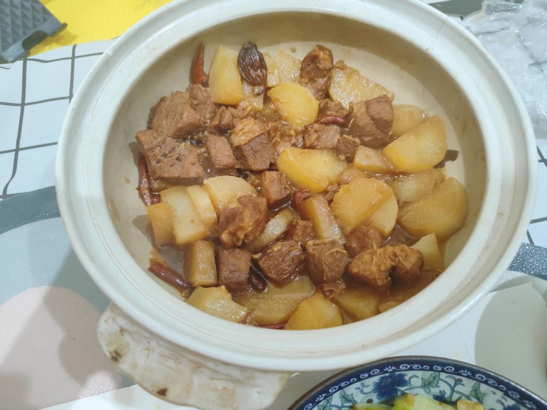 入口即化的广式萝卜牛腩煲