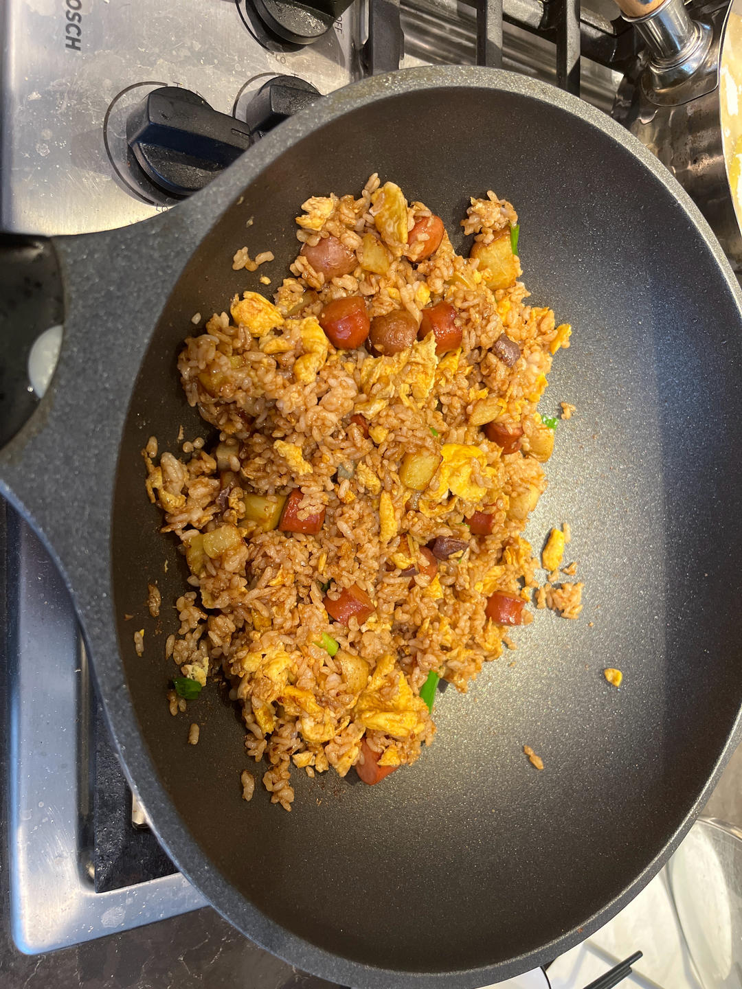 邻居抢着来我家吃土豆香肠炒饭，原来这么香！