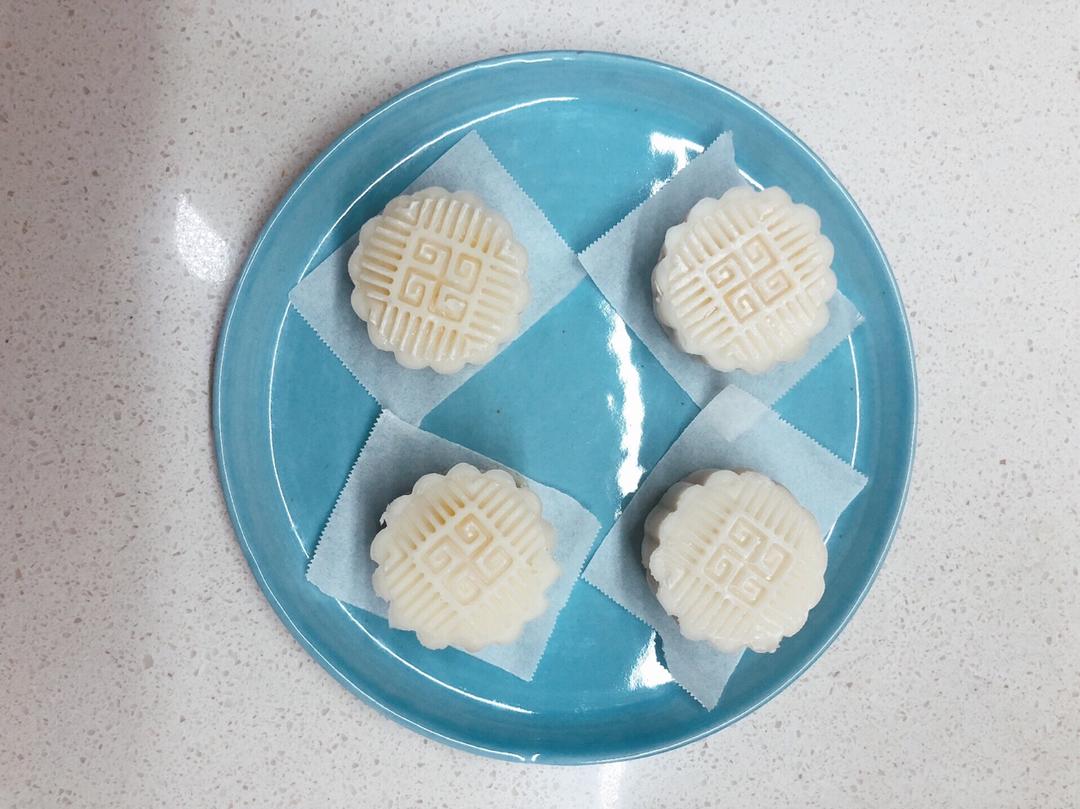 绿豆沙蛋黄冰皮月饼