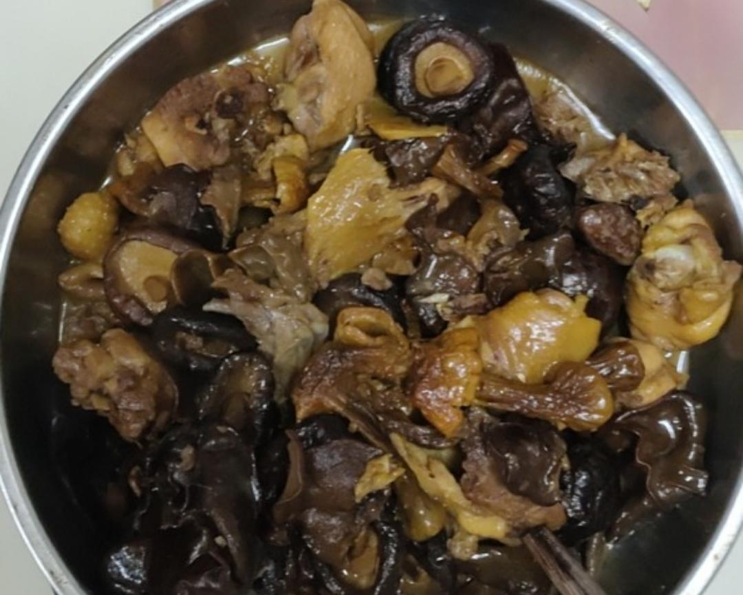 好香好好吃的香菇木耳焖鸡