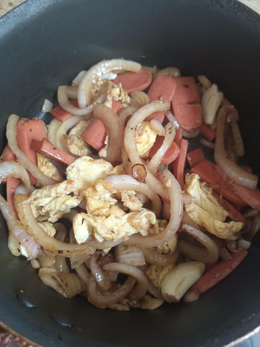 火腿洋葱炒鸡蛋的做法