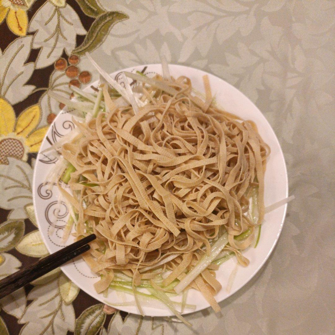 葱拌豆腐丝(有切葱丝视频😝)