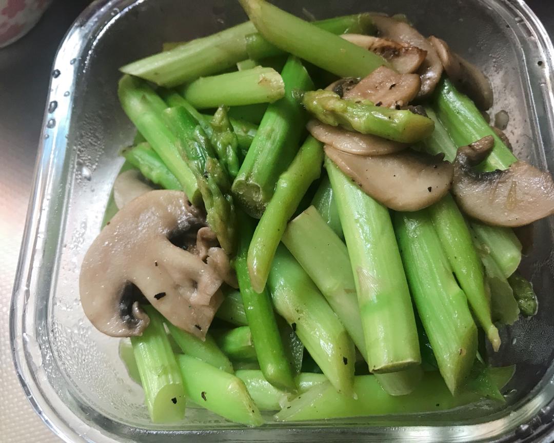 芦笋炒蘑菇