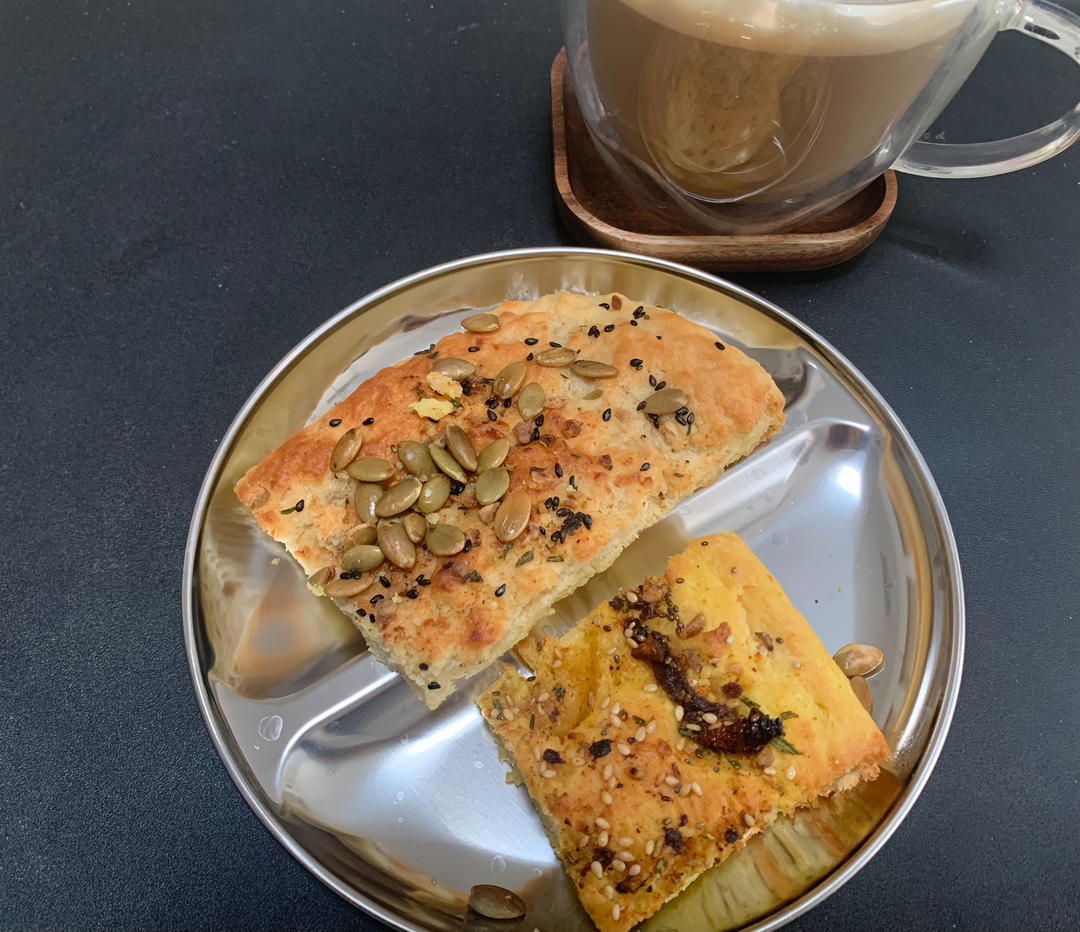 意大利佛卡夏香草香蒜包（簡易食譜） The famous Italian Rosemary & Thyme Garlic Focaccia bread