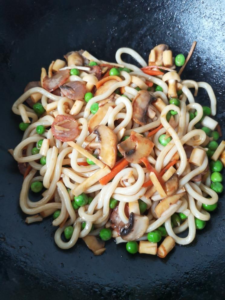 炒着比煮更好吃【腊肠菌菇炒乌冬】的做法 步骤6