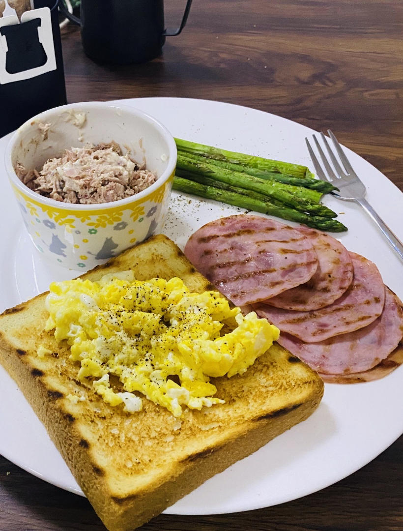 吃早餐，认真的