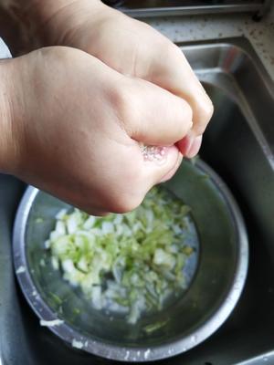 白菜韭菜肉饺子的做法 步骤2