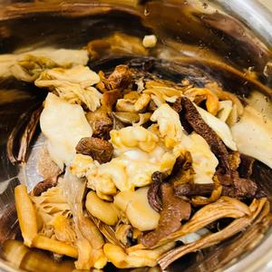 营养汤❤️菌菇红枣鸡汤的做法 步骤4