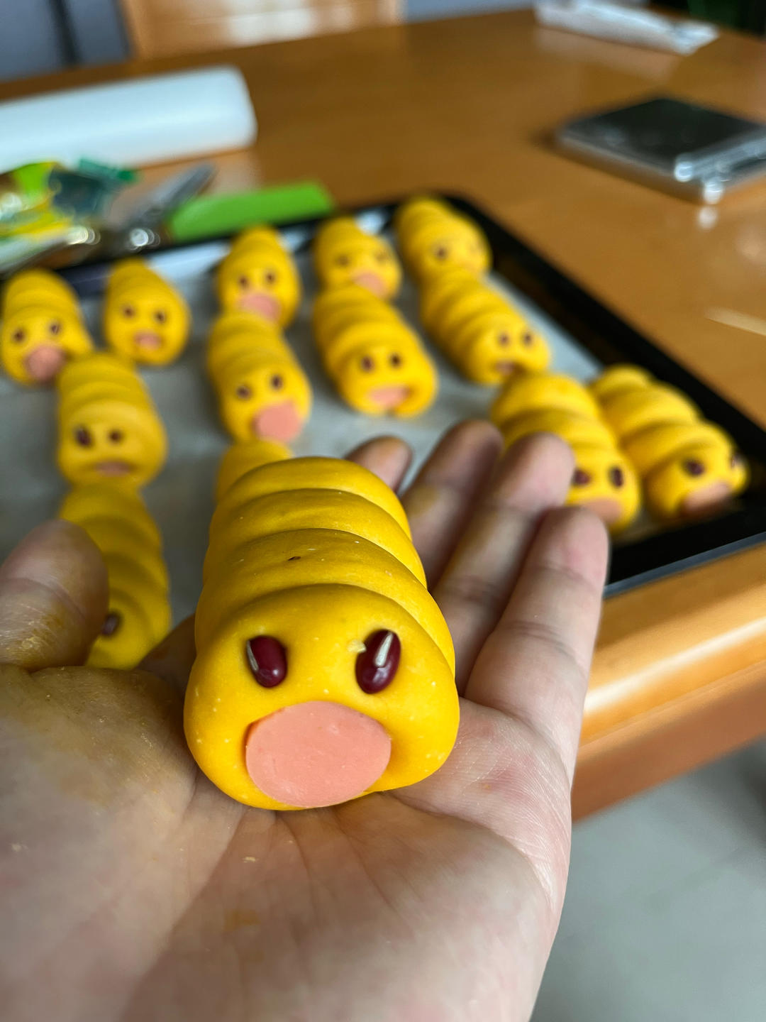可爱的毛毛虫肠仔包