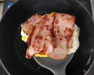 快手生酮早餐—芝士培根鸡蛋卷的做法 步骤2
