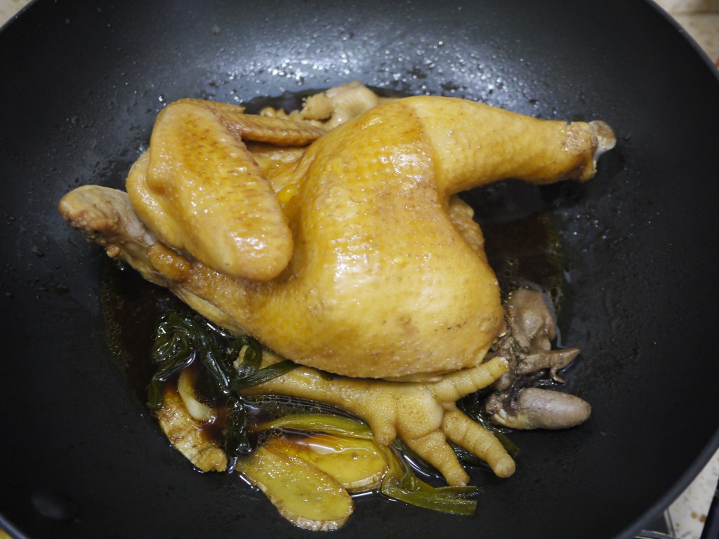 广东经典豉油鸡，手把手教你，鸡肉皮薄嫩滑的做法 步骤5