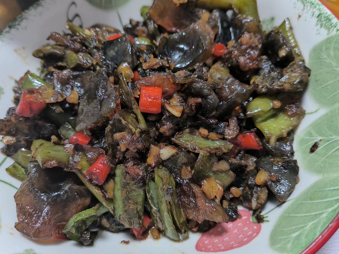 每个人都可以下三碗饭的辣椒擂皮蛋