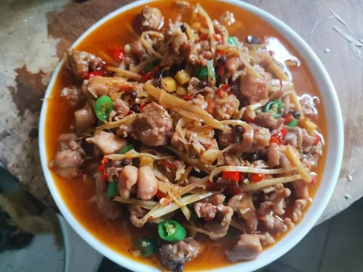 厨师长教你：自贡名菜“鲜锅兔”的家常做法，味道很赞先收藏起来