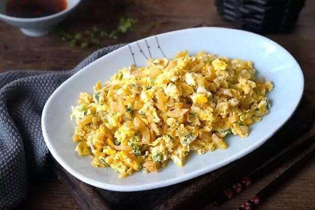 鸡蛋炒榨菜（跟粥更配）超级简单 只要三步！的做法