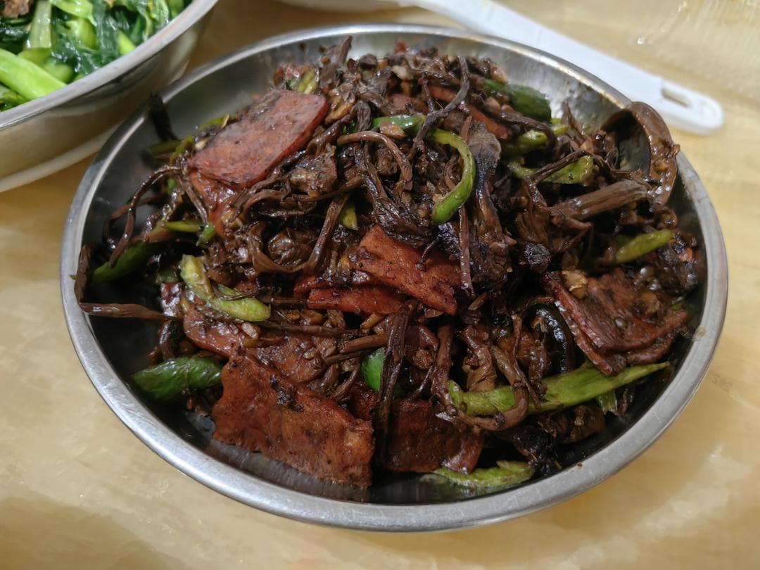 五花肉干锅茶树菇