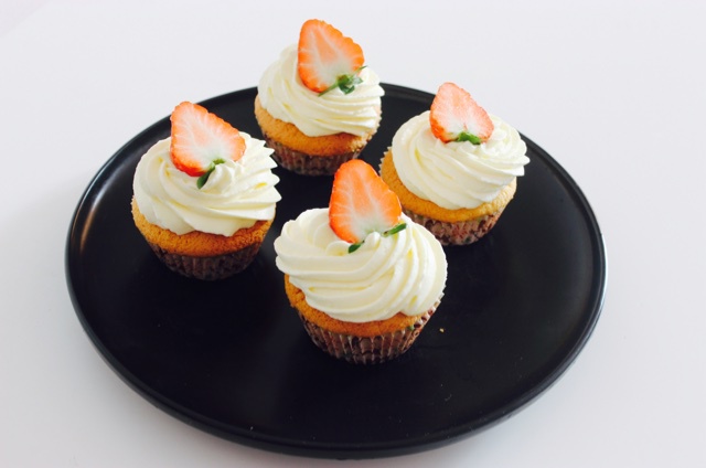 草莓纸杯蛋糕（Strawberry Cupcakes)