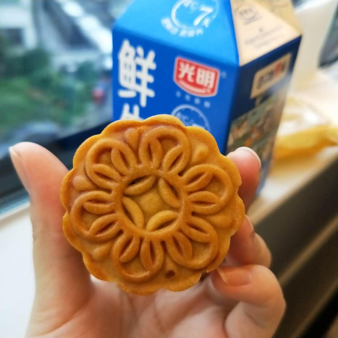 广式月饼—蛋黄莲蓉月饼