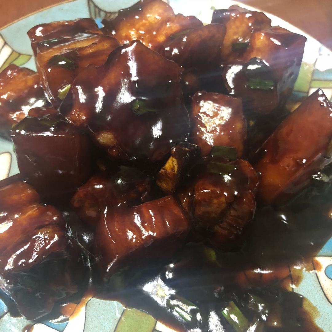 吃着碗里望着锅里的红烧肉