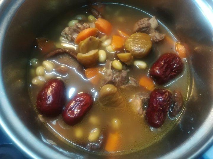 板栗炖鸡汤