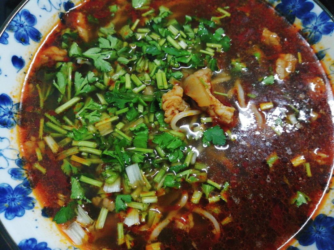 教你在家也可以做的榨菜肉丝面，香辣开胃，面条好吃到连汤都不剩