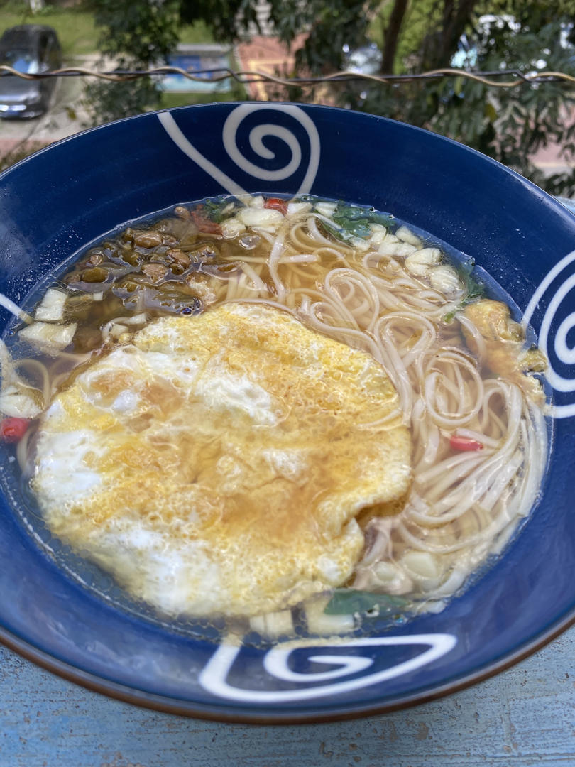 一碗清汤面 🍜 —— 秋日里的治愈系