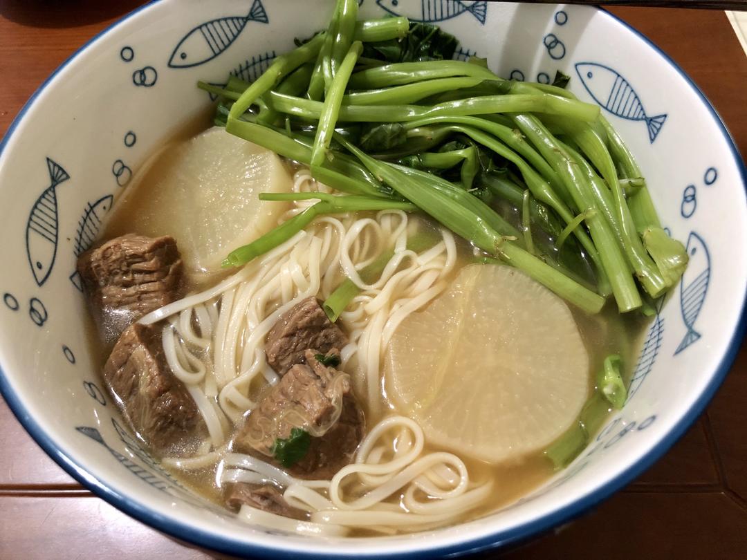 牛肉炖萝卜汤面