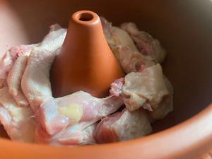 滋补汽锅鸡「原汁原味不加一滴水」的做法 步骤2