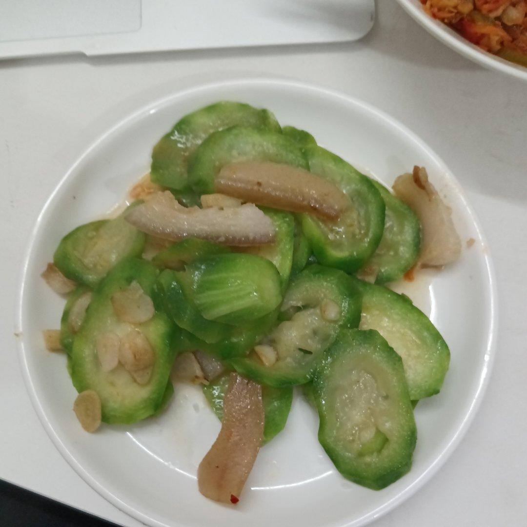 素炒丝瓜|这样做绝了！简单又好吃！