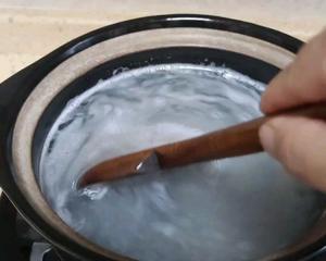砂锅生米生滚粥-青菜瘦肉粥的做法 步骤3