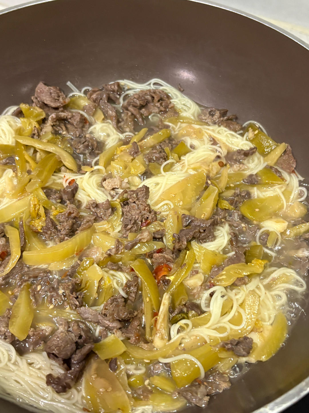 酸菜牛肉面很好吃不用长时间炖煮快手早餐，附上面条机制面比例
