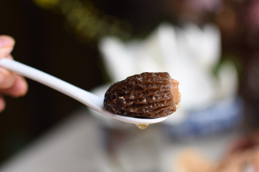 一口咬下终生难忘美味的羊肚菌酿肉