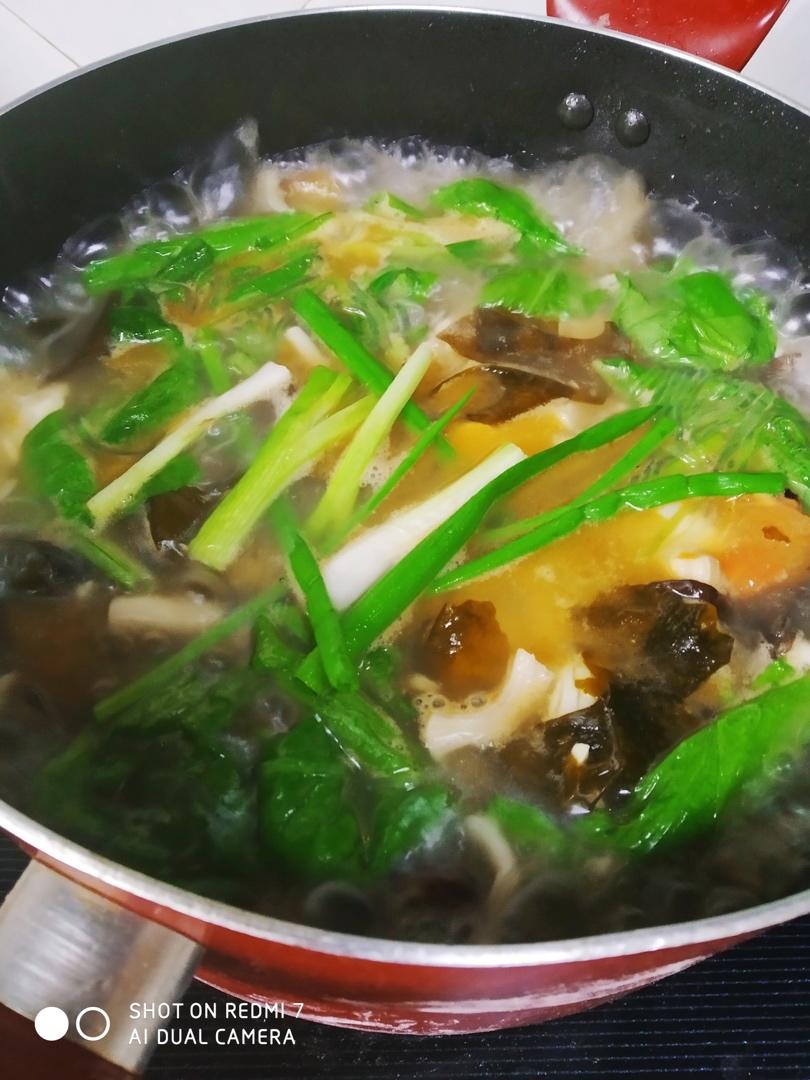 西红柿菌菇豆腐汤