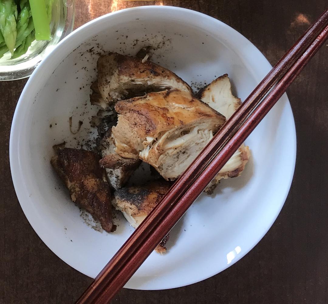 【低碳水】煎鸡胸肉+鸡丁玉米粒+水煮芦笋的做法 步骤1