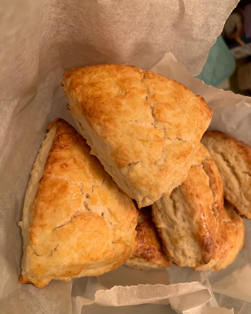 【视频】3分钟 奶油司康Scone(可能是世界上最快手的司康) 消耗淡奶油～