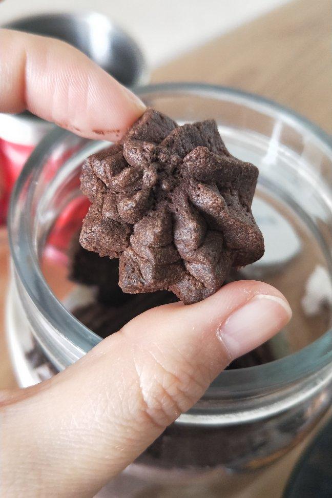 挤花毫无压力的巧克力曲奇