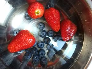 果汁:便携榨汁机之蓝莓草莓牛奶的做法 步骤1