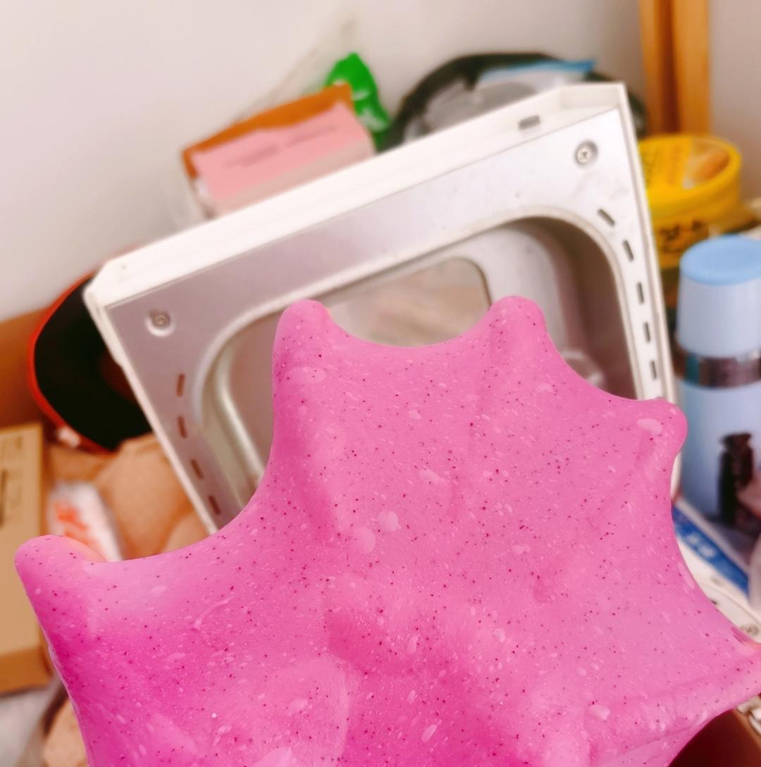 心形火龙果椰蓉面包