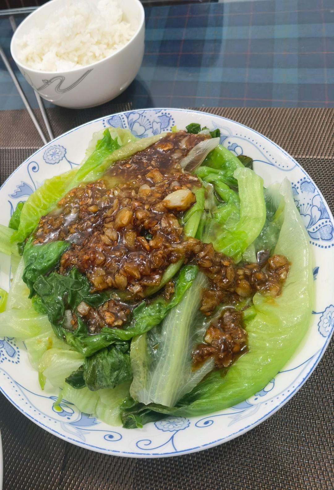 蒜蓉蚝油生菜，清脆爽口，色香味俱全