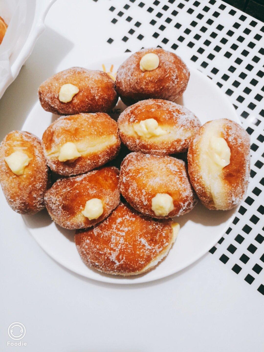 好吃到哭泣的甜甜圈VANILLA CREAM-FILLED DOUGHNUTS