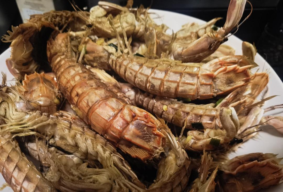 无油炸版的椒盐皮皮虾和巧拨虾壳的方法